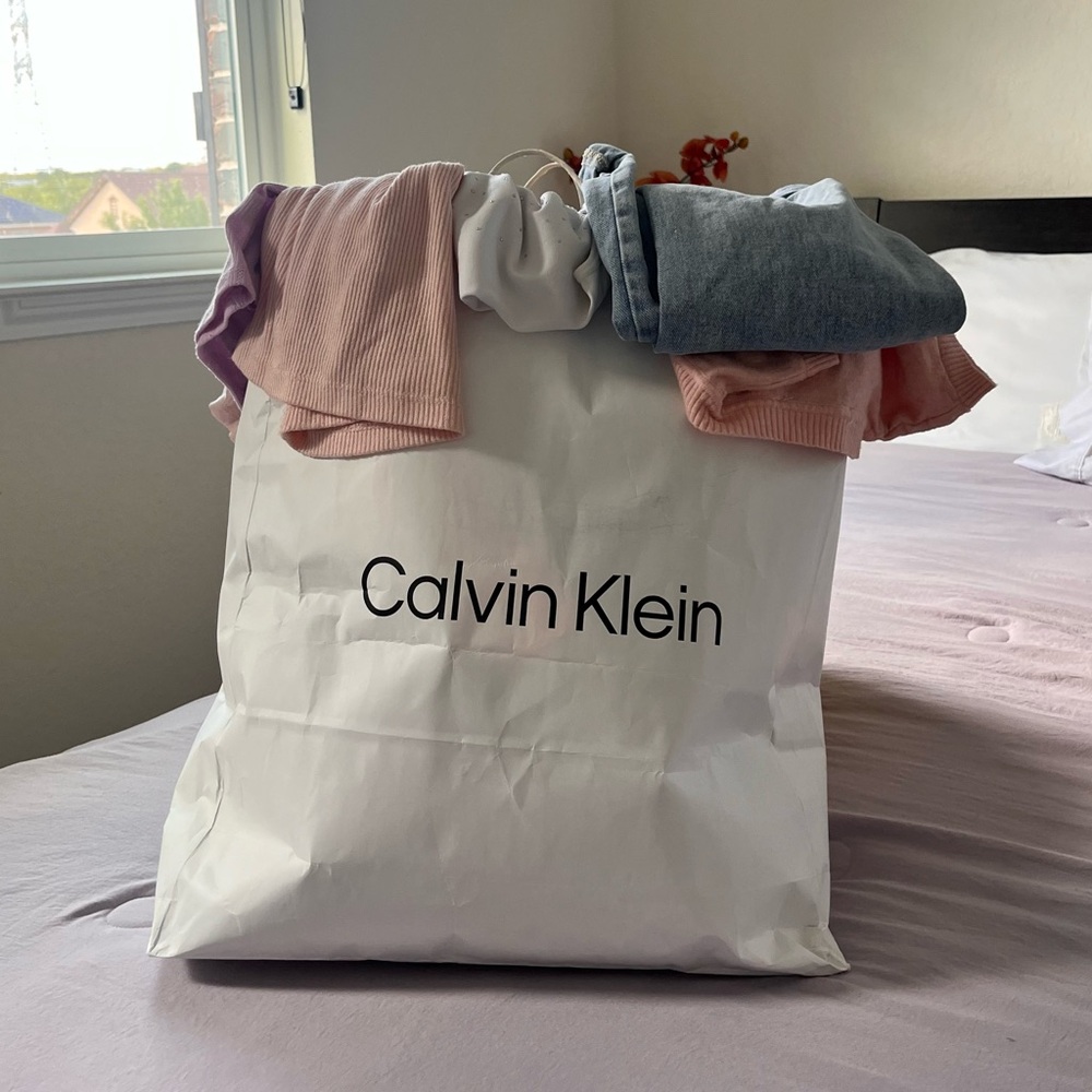 HUGE CUTE & COMFY BUNDLE: 20+ PIECES CALVIN KLEIN, OLD NAVY, PACSUN & UNKNOWN